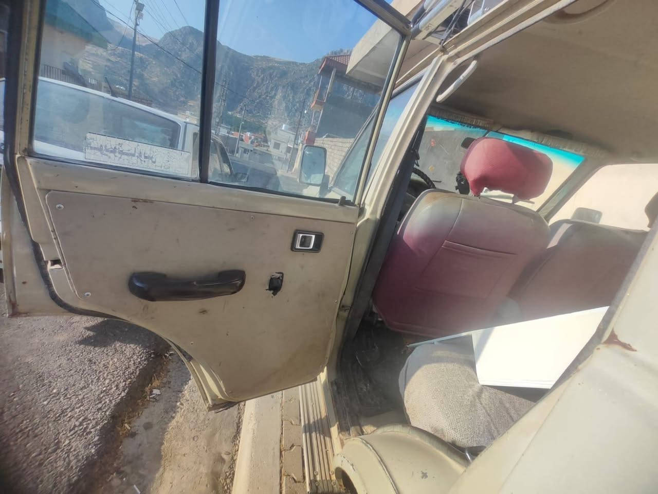 لانگروزه ر موديل ١٩٨٨
مكينه 3fاو 6گيرة چوار جرايه  ده رگا كان قفل مه ر كه زيه جوار جام كاره بايه پيشي ديسكه
جه مجه ى له گه ل نيه 
دبل اكسل ايشه كات وه شه رت
گيرو مه كينه ى مزبوت بيت بيلاد 
كامله دعمى نيه
گه ڕمى ئيشه كات غرازى ته بريدى بيوه يه
كاره باى مزبوته جوارى ناو ده شبول كامل گيجه كانى كامل ايشه كات هى به نزين حماوه گيج رونه كه شى
كامل مزبوته
ئاڕم بلاستيك ئاسايش  سه نه وى له گه له به شه رت
*********** دهوك دهوك, العراق
