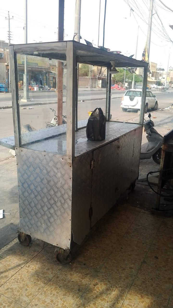 اغراض مطعم كاملة نضيفه شغالة 
جام خانة 
ميز تكلاة
شواية بركر
ثرامة فلافل حجم الماطور حصانين والشة ٢٢ ( يعني المغول المضبوط)
العنوان الحيانيه شارع موسى الكاضم 
سبب البيع ضرف
خير من الله بيهن ولكن مستعجل على بيعتهن بسبب ضرف
شراي كبل اتصل ***********

