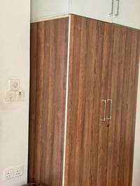 غرفه كنتور hdf مكونه من اربع ابواب مع ملاحق ابيض وجوزي مستعمل  مع سرير...