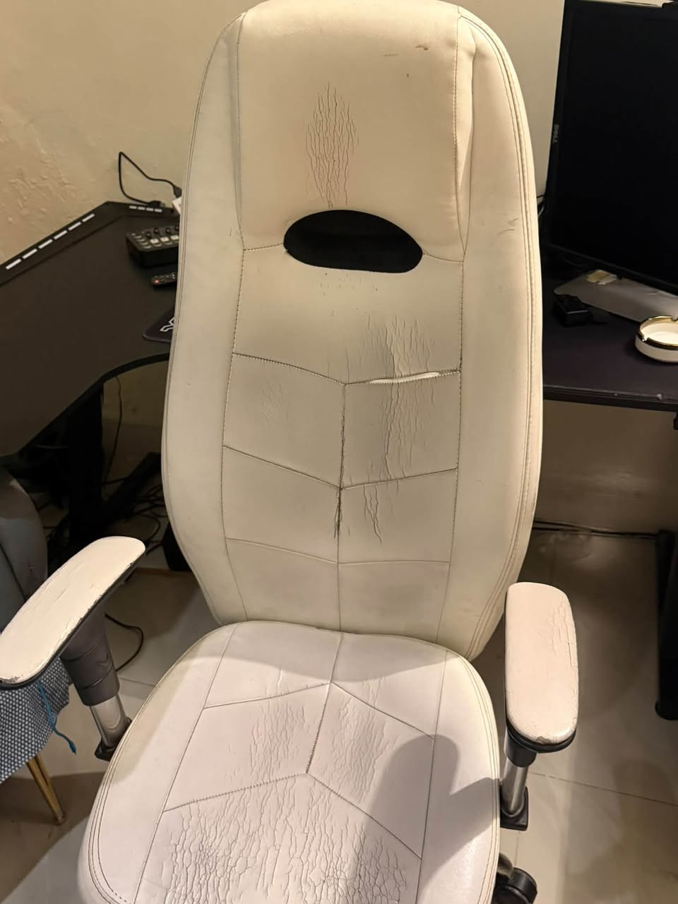 شاشه حجم 19 60hz vga وياها تحويله hd 
40الف 
ميز جبير rgb سعر 90 الف 
كرسي سعر 30 الف بس ميرجع ليوره واكف باقي شغال
مايك ومكسر 60 الف 
يوبي اس 1kv فاربر يمشيك 15 دقيقه سعر 180 
جوستك ام الرجب احترافي ب 30 
جوستك العاديه 10 
سماعه كيم هيدسيت رجب ومايك منفصل 40 
ستاند احترافي 30 
كيبورد ماوس 70
بغداد حي الجهاد ***********
