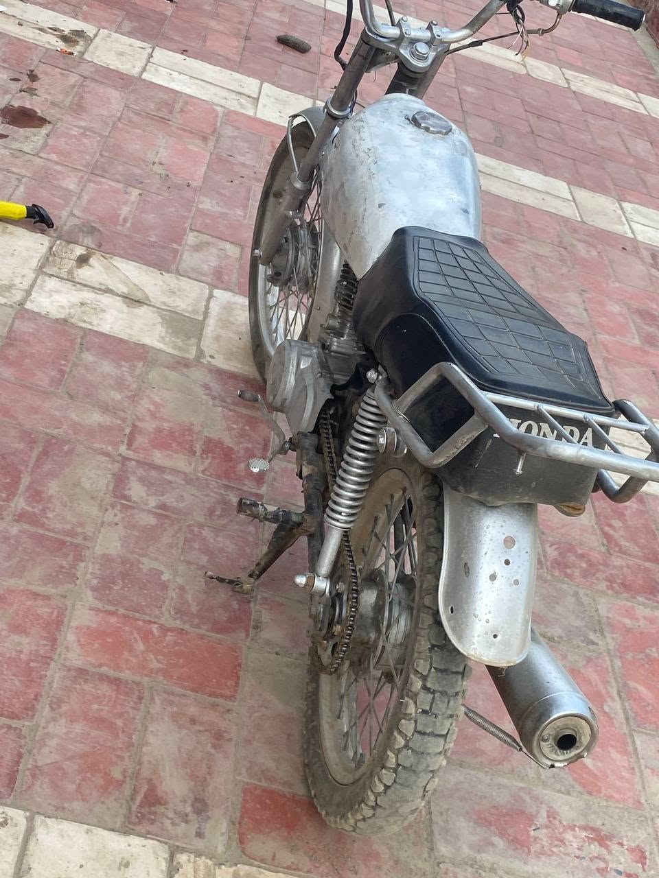 سلام عليكم ارخص اربعه كير مكينه حلوه  شرط شلعه  عوزها ترتيبات بسيطه فقط تانكيها  تعبان الدراجه متروكه حته ماغاسلها هاذا البيها مو الها مكاني نجف عباسيه  *********** سعر 230 وبيها مجال
