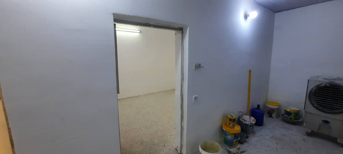 🏠 طابق أرضي للإيجار الشهري – كرادة داخل
📍 الموقع المميز:
كرادة داخل – شارع حسينية البوجمعة – داخل دربونة هادئة وملائمة للسكن.

📐 المساحة: 80 متر مربع

🏡 تفاصيل العقار:
• طابق أرضي مستقل
• غرفتان مناسبتان للسكن
• هول واسع
• مطبخ معزول
• حمام
• منور خلفي يوفر تهوية وإنارة جيدة
• البناء قديم وليس حديثاً، لذلك يُرجى أخذ ذلك بنظر الاعتبار.

💰 الإيجار الشهري: 650,000 دينار عراقي

📌 مميزات الموقع:
الموقع داخل منطقة الكرادة، وقريب من الشوارع والخدمات والمحلات، مع وجود الدار داخل دربونة مما يوفر أجواء أكثر هدوءاً مقارنةً بالشارع الرئيسي.

🔑 مناسب للعائلة الصغيرة أو لمن يبحث عن سكن بموقع جيد داخل الكرادة وبإيجار شهري واضح.

📞 للاستفسار أو تحديد موعد لمشاهدة العقار، يرجى التواصل على الخاص.

ملاحظة: العقار بناء قديم وليس حديثاً.غير موجودعلانت      ***********

