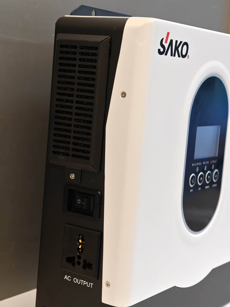 متوفر  SAKO E-SUN 1KVA – 

✅ بدل تعدد الأجهزة والتوصيلات… جهاز واحد يجمع لك المنظومة ويوفر حلاً عملياً ومتكاملاً للبرج.

السعر  180.000 ألف
للحجز والاستفسار واتساب *********** او مراسلة الخاص 

الحل المتكامل لأصحاب الأبراج:

جهاز واحد يجمع الإنفرتر + منظم شحن MPPT + شاحن كهرباء، ويدعم ربط بطارية خارجية 12V + ألواح شمسية + كهرباء وطنية 230V.

🔹 قدرة الإنفرتر: 850W
🔹 يدعم ألواح شمسية حتى 600W
🔹 MPPT مدمج 20–150V DC
🔹 شحن شمسي حتى 40A
🔹 شحن من الكهرباء حتى 40A
🔹 خرج 230V AC لتشغيل أجهزة البرج
