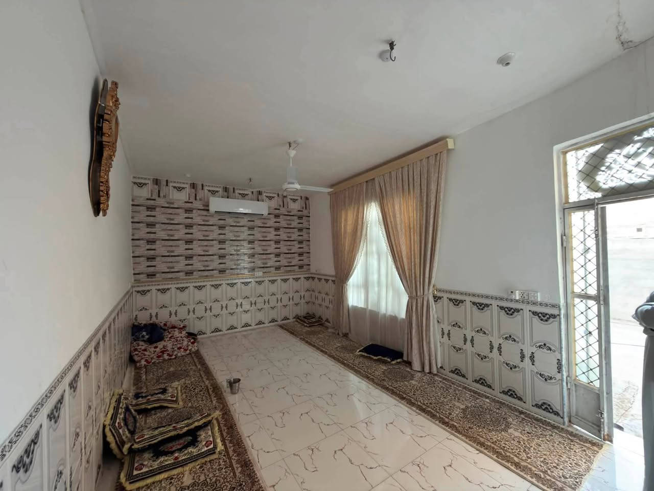 بيت البيع مساحه ٢٤٠ يم ملعب هاشم البيت ركن تيتكون من غرافتين إستقبال خارجي حمامات خارجي ٣ حمام دخالي ومطبخ نفسه ما موضح بل صوره تصل على الرقم ***********
