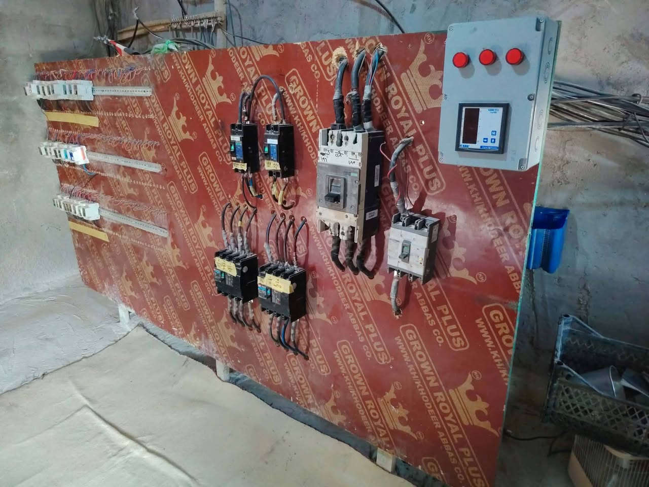 موقع للبيع موولده البي راس توليد 350 حمل فعلي 650 امبير + عرصه 260 متر العنوان كوفه براكيه قرب معمل الاسمنت علماً يوجد موقع آخر يبعد 200متر حمله مايقار ال200امبير  للتواصل الاتصال على الرقم الاتي ***********
