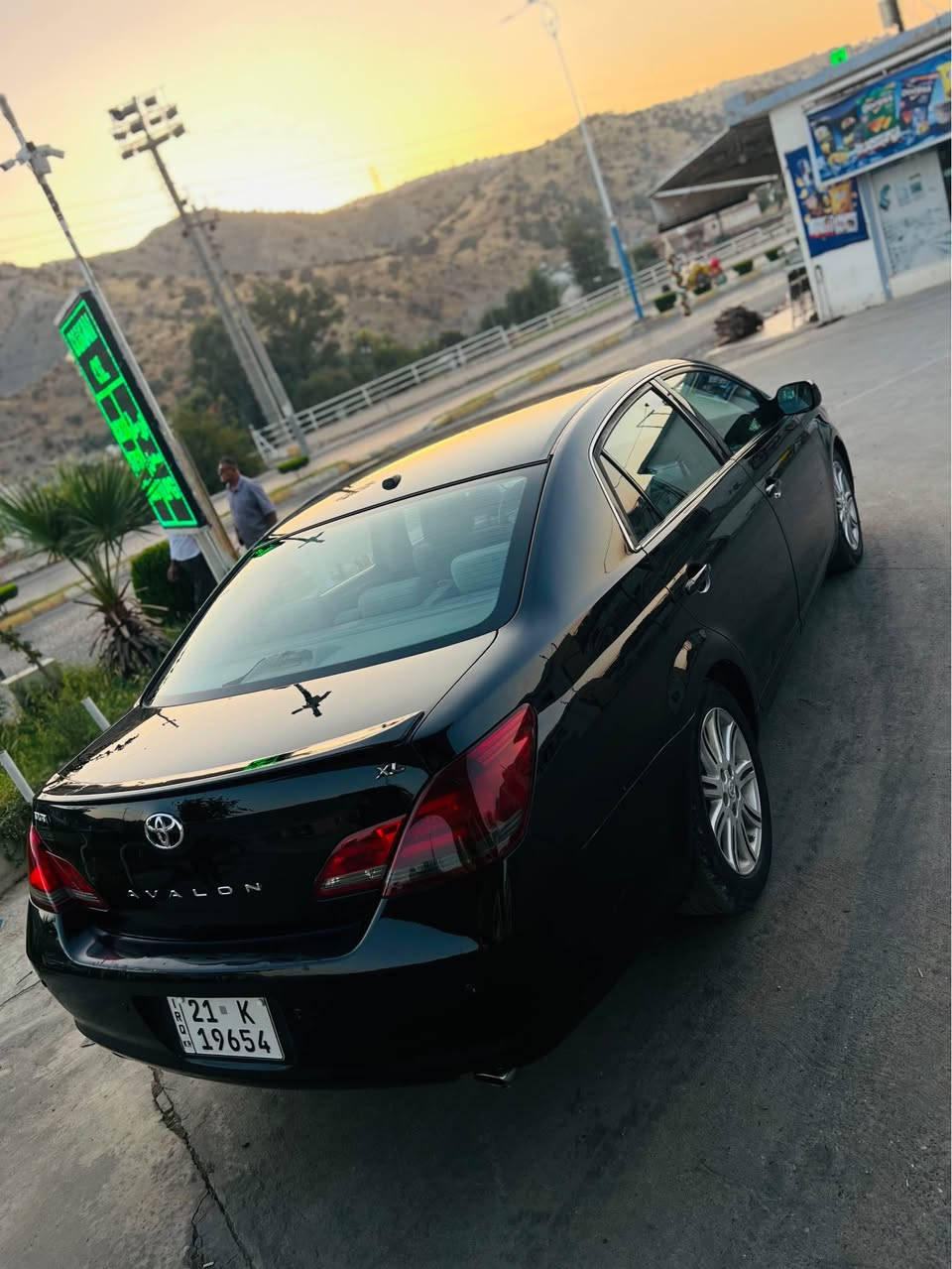 TOYOTA AVALON 2009 XL 
ئەڤەلۆن 2009 XL بێ بۆیاخ سەنەوی تا 2031 تازەیە گێڕ و مەکینەی بەشەرتە شوخت و چاڵ و کاڵبونەوەی نیە سەیارەکە دەعامی بۆ دەعامی بەشەرتە چوار تایەی تازەی لەسەرە پێش و دوای چرکەی تێدا نیە سەیارەکە کارتی بەنزینی هەیە سعری ١٢٥ و مەجال  (***********) ژمارە واتسئەپی لەسەرە
