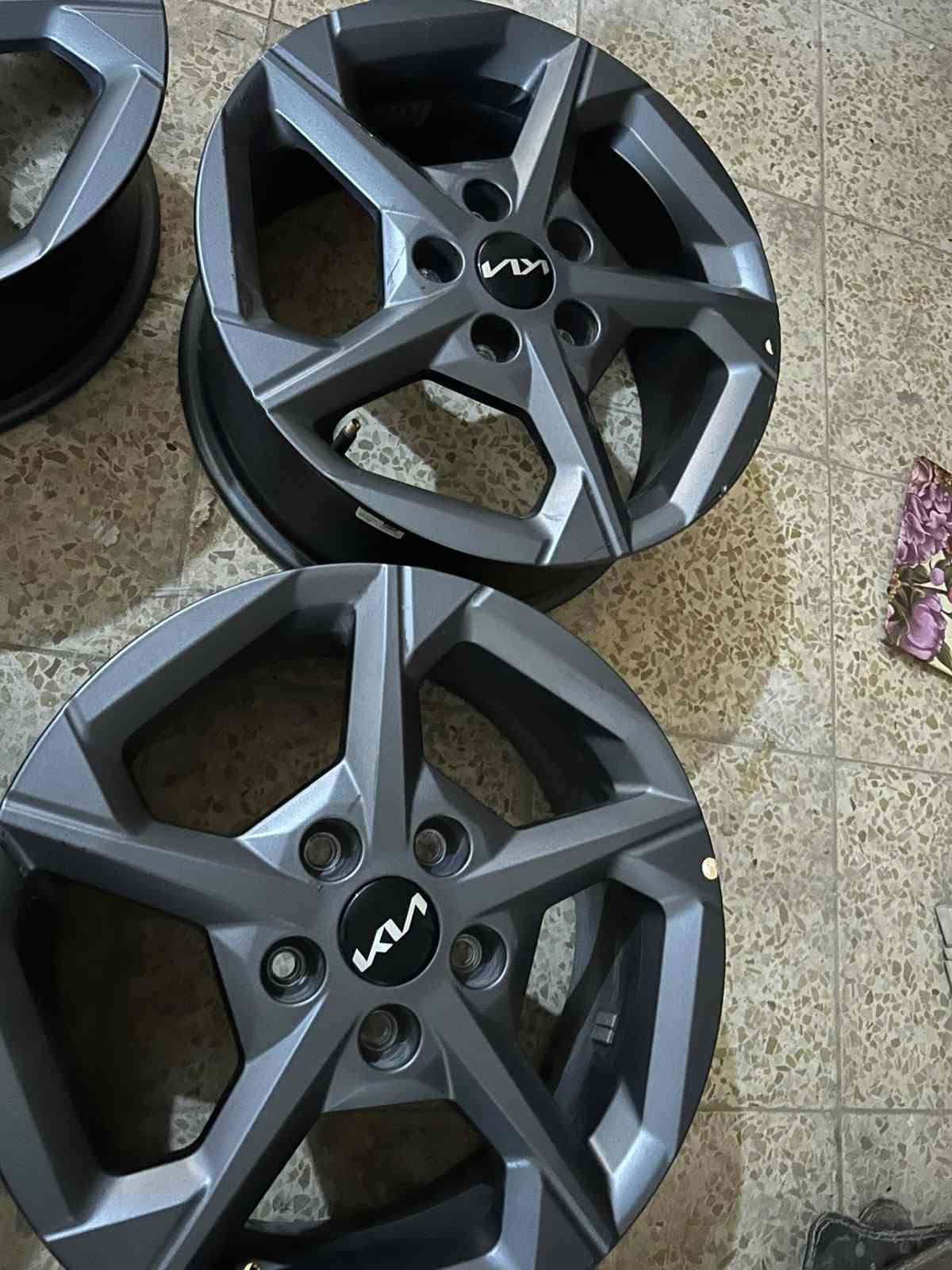 ويل k4 حجم 16 نضيفات بس واحد بيهم شويه بيه شخوط سعر 300 رقم ***********
