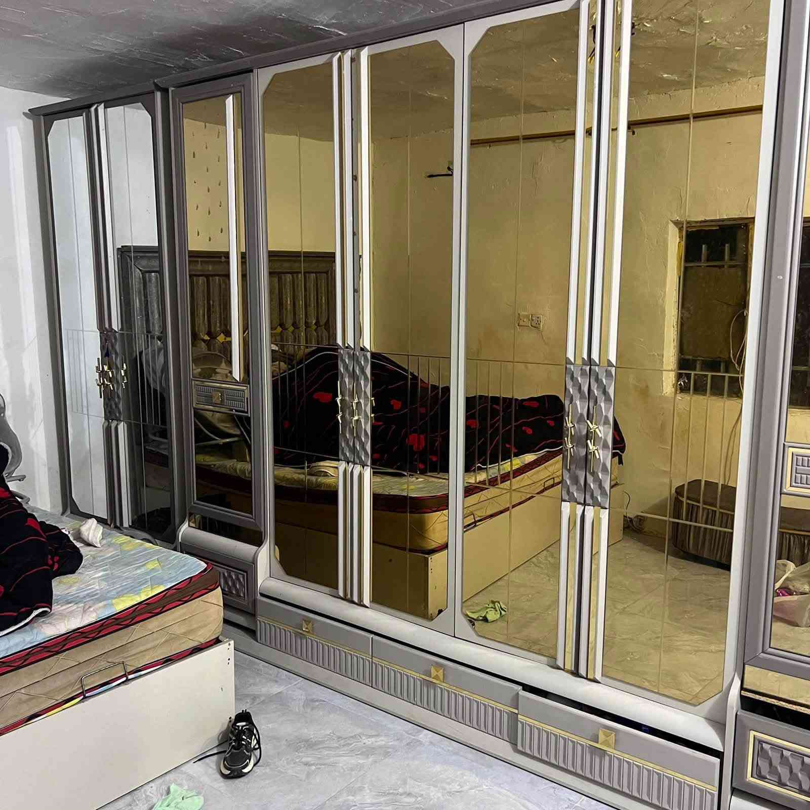 سلام عليكم غرفة مستعملة ونضيفة تحتوي على 10 قطع غرفة حلوة وقوية ونقص بيها فقط الميزين مال جرباية مكانها بغداد 
 *********** واتساب فقط
