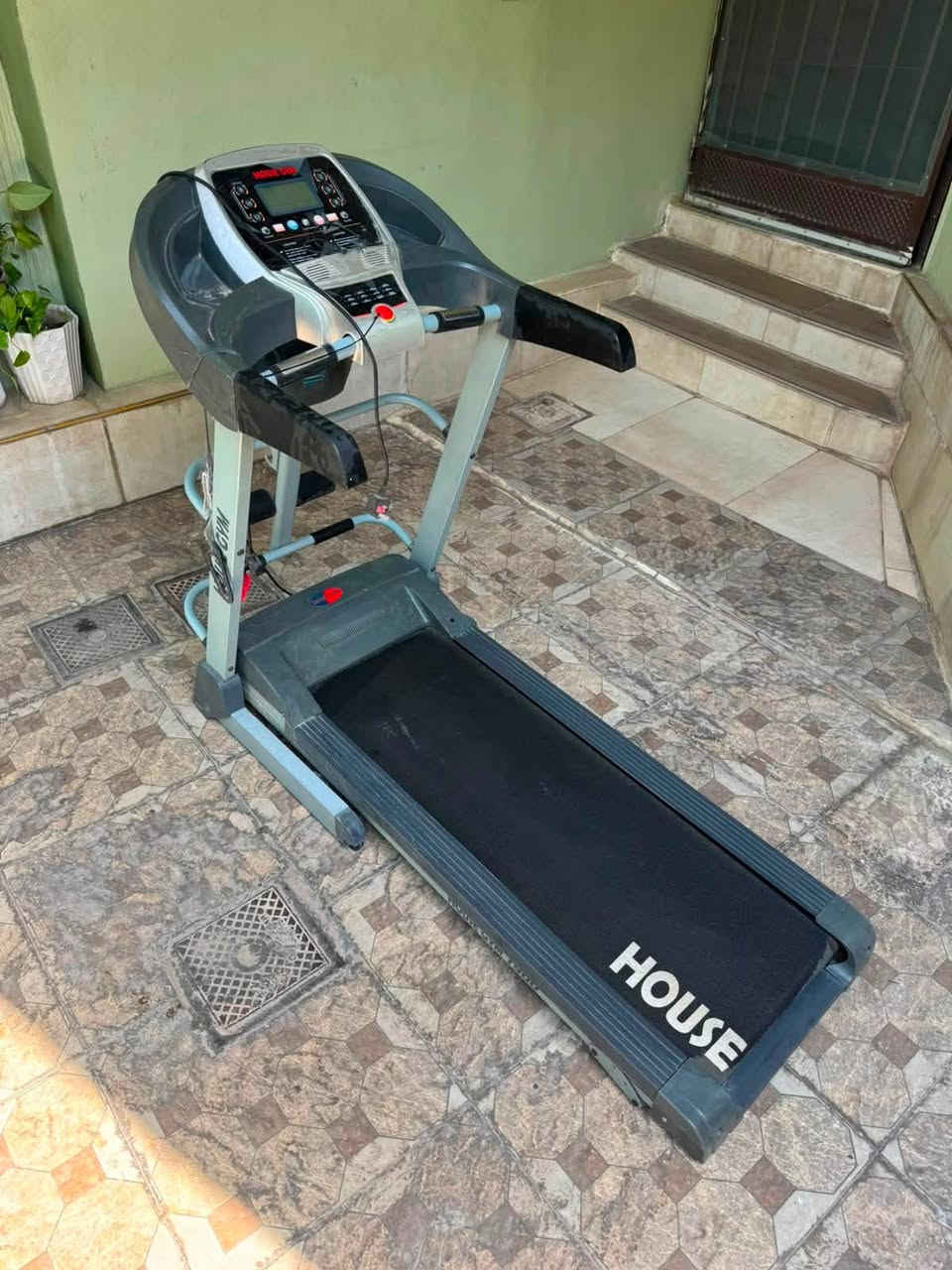 السلام عليكم ، جهاز جري للبيع نوعية House gym نضيف استعمال قليل مابي ضرر السعر 250 الف وبي مجال 
***********
