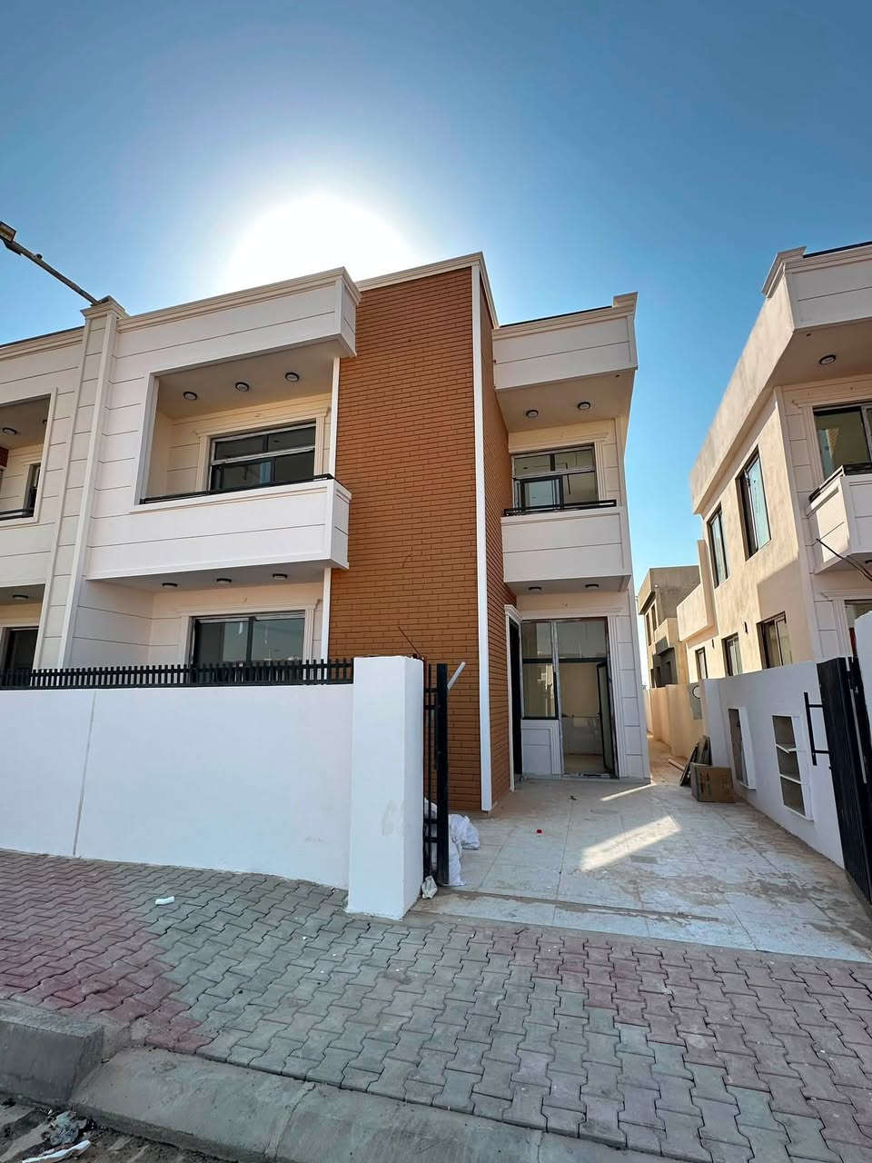 دار للبيع ٢٠٠ متر في مجمع سكني ***********
