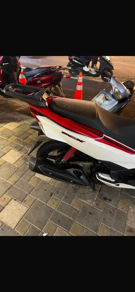 PCXللبيع جيل الثاني حساس ازدحام كلشي بيهة شغال جديدة بمعنى الكلمة تجي تاخذ من البيت الشراي يجيب فيتر ويجي يفحص السعر 15 ونص وبيها مجال للتواصل ***********مكاني بغداد

