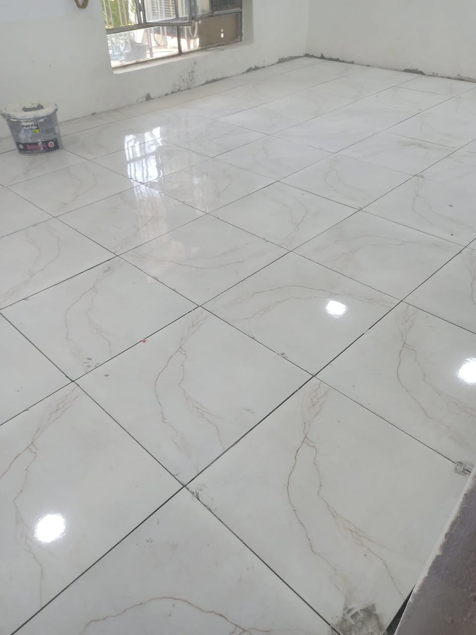 يوجد خلفه سراميك متفرق داخل تكريت  ‏‪ قير متواجد عل فيس. ***********

