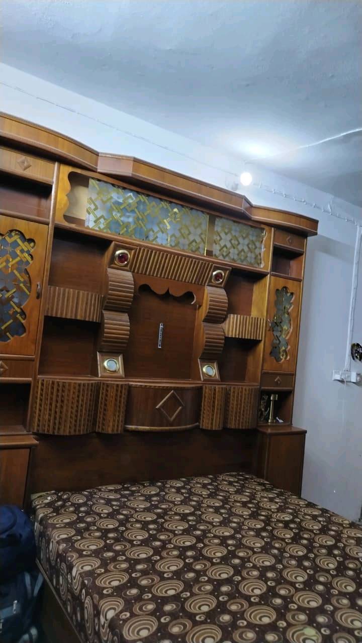 غرفه اخشاب كامله للبيع السعر المكتوب بي مجال اريد ابيعه لان غرفتي ضيگه مكاني بغداد ابو غريب. 