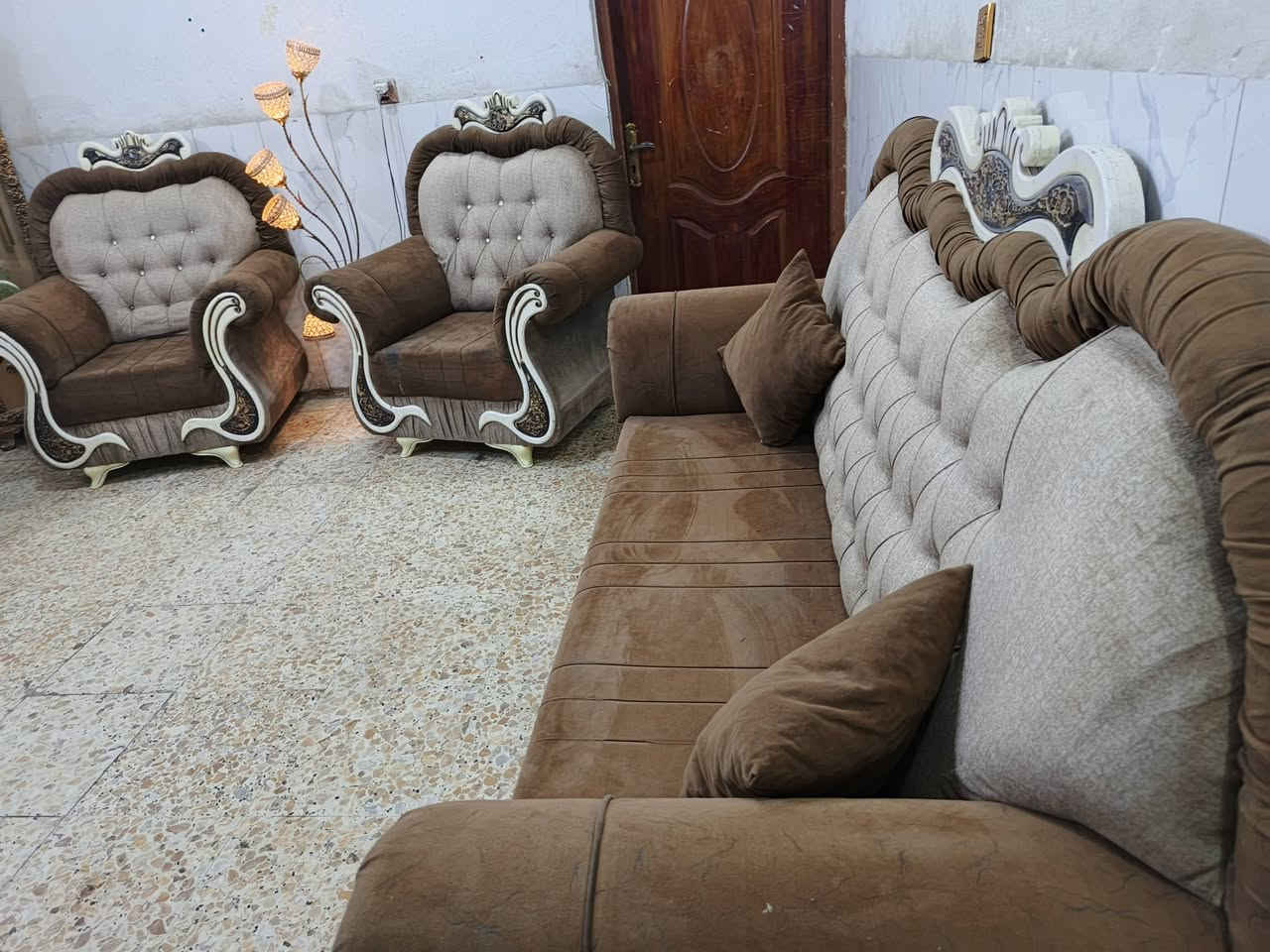 تخم ملكي تكمه نظيف جدا 10مقاعد ب275الف وبي مجال المكان الوشاش *********** يوجد توصيل بكروة يوجد واتس اب
