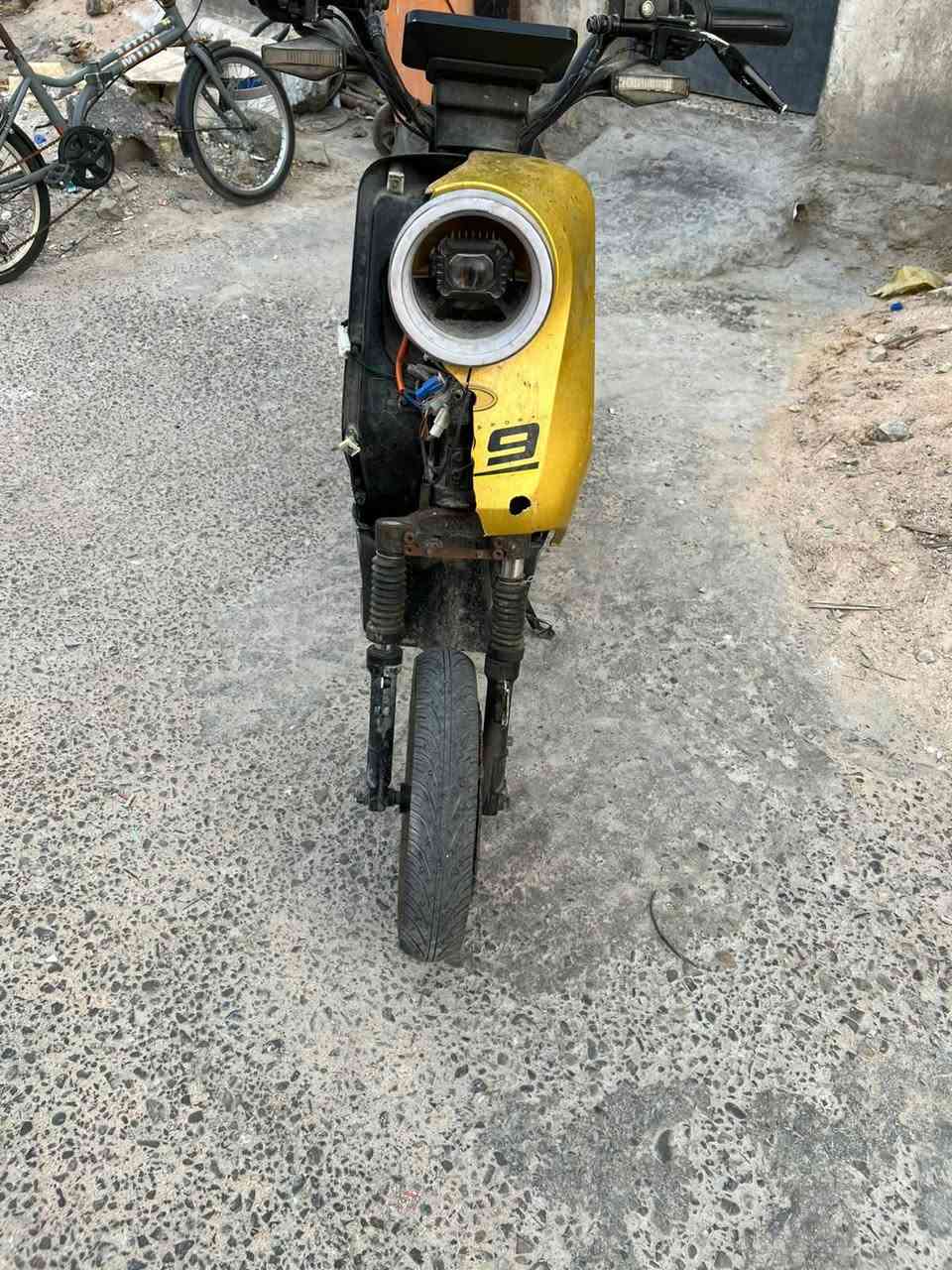 سلام عليكم دراجه r9البيع دراجه كفر امامي مكسور بريك الوره بس برغي تنفيس دراجه بيه دي جي شغال نضام R ربع سرع بطاريات بعدهن جدد رايدها 250بيها مجال عنوان بصره جمهوريه شارع المكاتب رقم ***********
