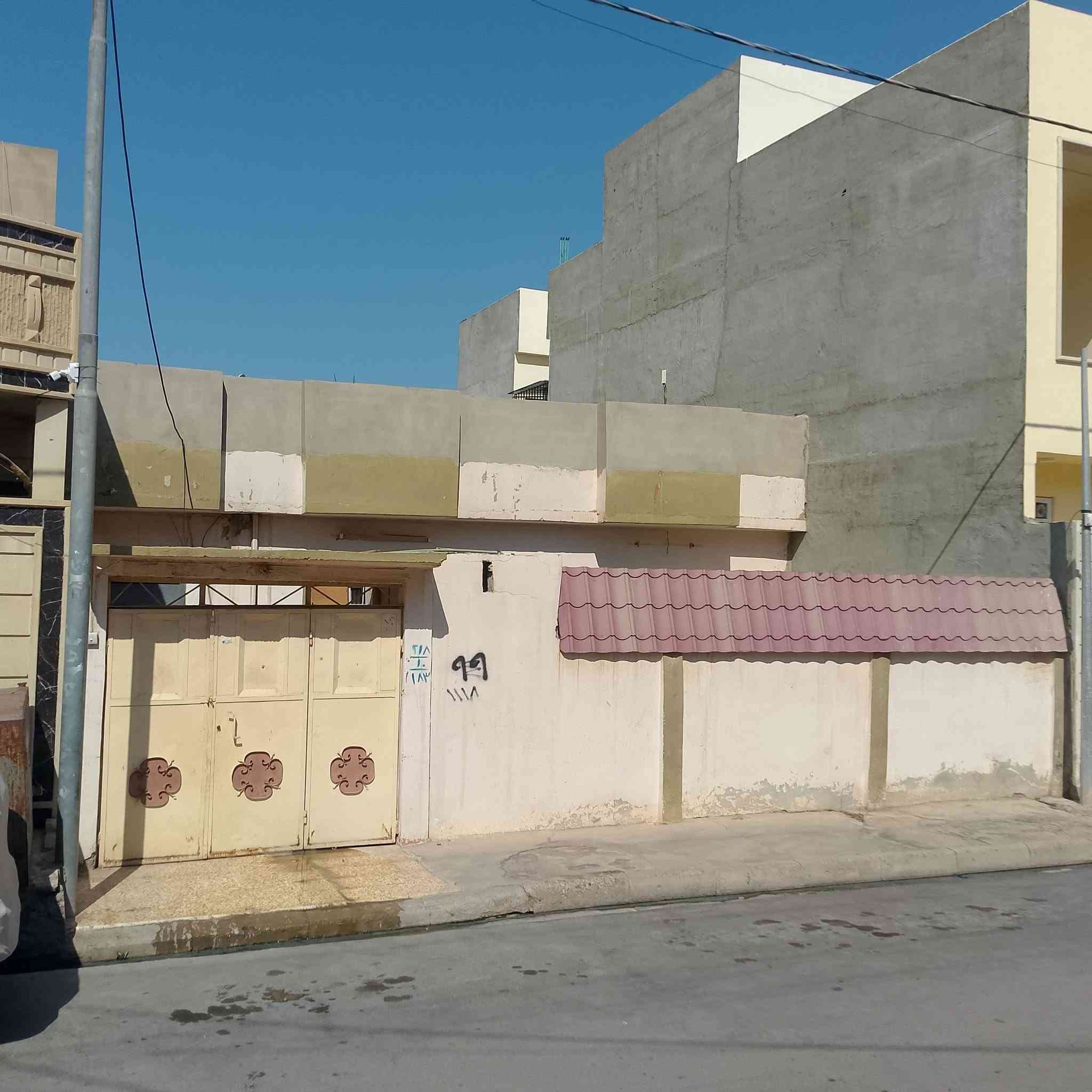 دار للبيع بحساب ارض بيت شرقي ٤غرف+حديقة/ الميثاق دور المعلمين مقابل حي الوليد فرع مسجد القادر المساحة ٢٠٠ متر سند طابو /السعر ١٢٥م/***********
