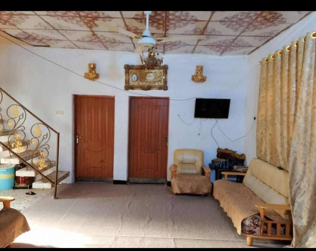 بيت  200 م طابو زراعي سند ٢٥ بي معاملة تطويب موقع ممتاز خلف الاقسام لداخلية لكلية لطب ركن على شارعين بناء طابقين بي ٤ غرف نوم ٢ صالات 3 حمامات واستقبال 8امتار بناء طابوق وصب مسلح وسيراميك و السعر مناسب فقط واجهيه البيت عايزه لبخ العنوان نهايه حايط القسام الداخليه لكليه الطب مقابله البيت واجهيه 10 نزال 20 شارع
 10م السعر 105 بي مجال
 *********** اي استفسار
