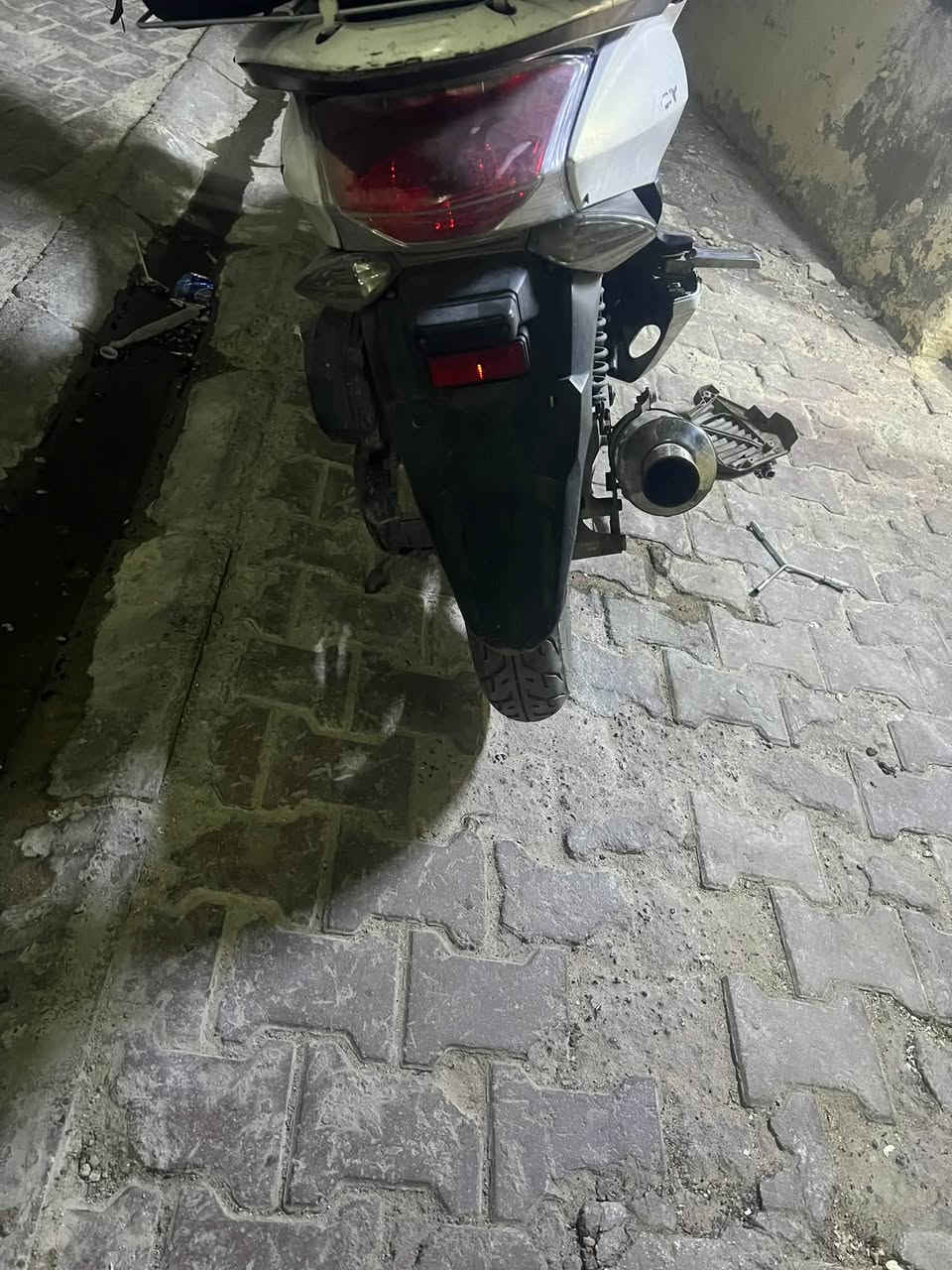 سلام عليكم
Pcx جيل اول

بيهة ملاحظات بلكفرات فقط شلعة 
ومعدل فول ادامة كلجات وقايش جديد
تخم تغيرات جدد
صالنصة رياضي ياباني 
تجي تفحص وتتوكل 
مكاني بغداد باب الشيخ
تجي تفحص وتروح
***********
