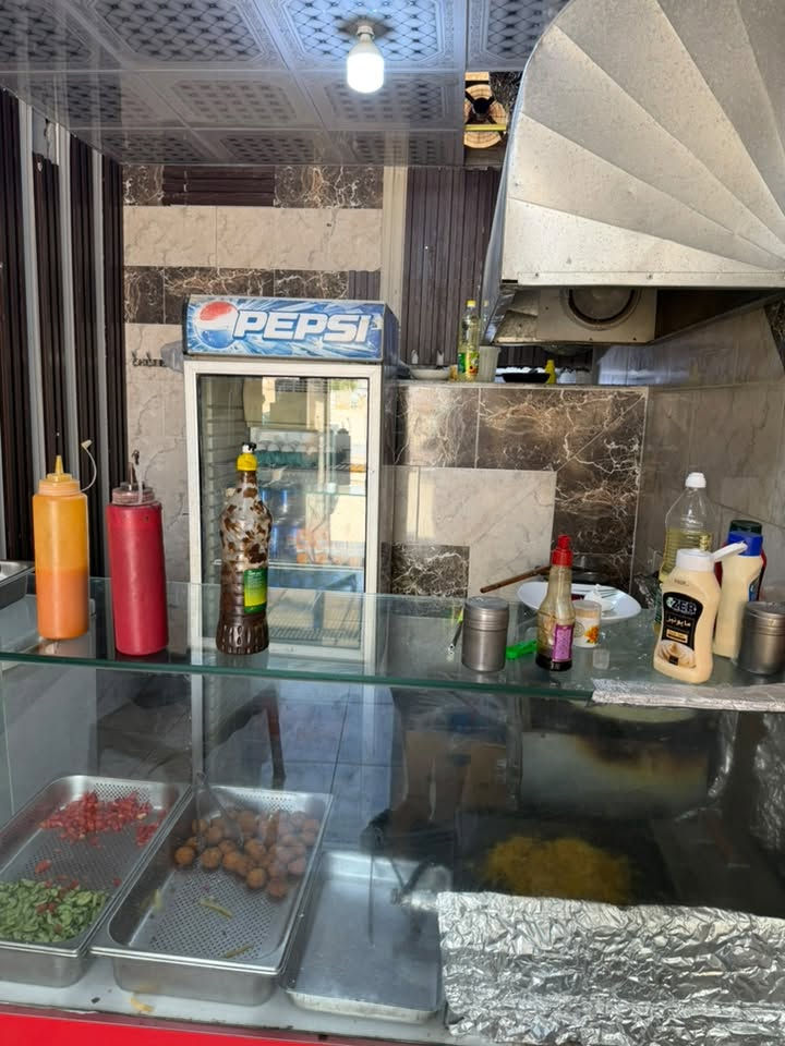 متاح كافتريا للبيع متكامله براد مشروبات مجمده كريل بركر مئسس كهربائيات وماي خزان ماي وماطور مي  كافتريا كامله تجي بس تفتح وتلتزم بيها  موقعها بصناعه مال الديوم  بسعر  مناسب الهاتف ***********

