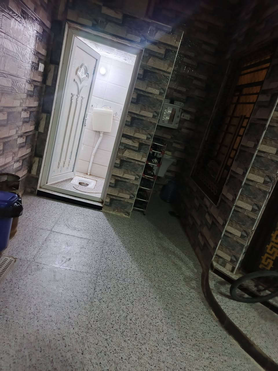 ياالله
سلام عليكم 
البيت البيع طابو صرف
مساحه((150)) متر بناء حديث
البيت طابقين 
يحتوي طابق أول 
استقبال وصاله ومطبخ وغرفة نوم
صحيات داخليه وصحيات خارجيه
طابق ثاني يحتوي على
ثلاث غرف نوم معه صحيات وصاله 
حي لحسين خلف مدينه ترفيهيه 
استفسار اتصل ((***********)) ((***********)) 
اخوكم أبو عراق الحلفي....
