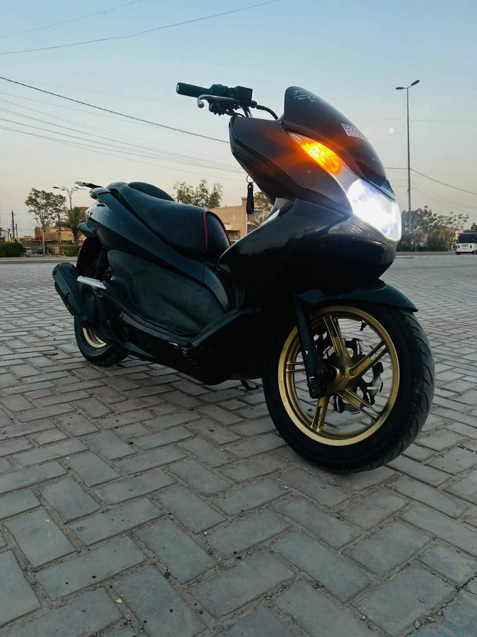 ​للبيع:PCX موديل 2013
المحرك: 150cc (محرك بلاد، نشاط وقوة بالمشي)

​الموديل: 2013

دهن ومي راديتر LIQUI MOLY . ويل ذهبي بلادي 

 محرك بشرط، تشغيل سريع، الدراجة جاهزة للعمل والسياقة وما تحتاج مصاريف.

​الكهربائيات: منظومة كهرباء كاملة شغالة (لايتات، إشارات، هورن).

السعر 950 وبيها مجال بسيط للأستفسار ***********

مكان حي الجهاد الديوان
