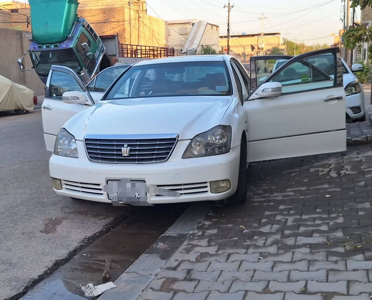 سلام عليكم... 
شاهينه عدله للبيع موديل 2005 ،شاصي182 محرك 3000 مرغوب
لون ابيض
3دگم
فتحة
ثلاجة بردة خلفيه 
6بصمات بقية مواصفات 
رقم بصرة بأسمي مداور ثاني مااسوي وكالة. 
مكلف بالنشر رقم البائع 
***********
مكان السيارة النجف
السعر 150$
