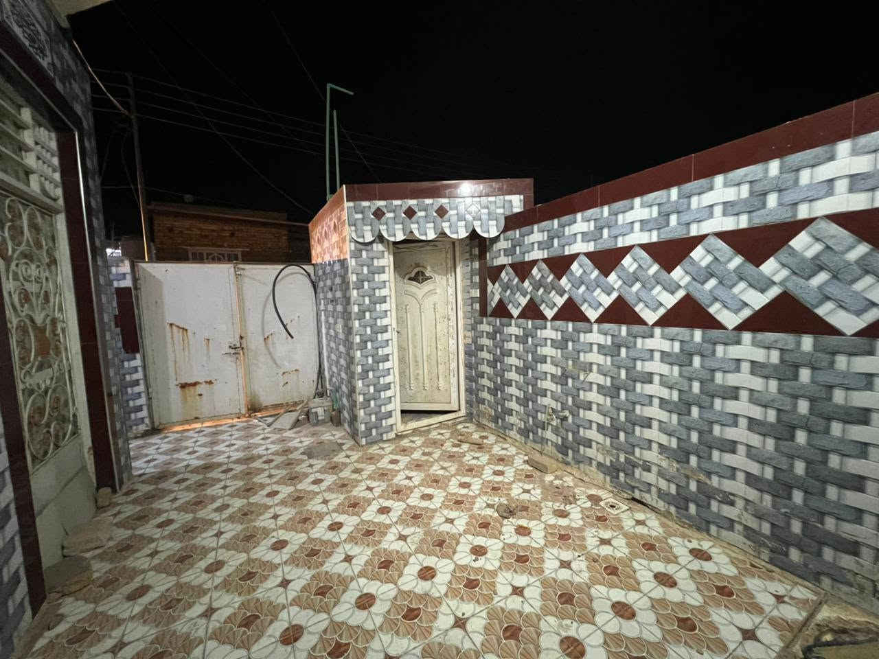بيت للبيع مساحته 150زراعي قرب مدرسه رياض الجنه حي الزهور الشطره طابوق كونكريت يتكون من غرفتين وصاله ومطبخ وديوانيه سعر 60الاستفسار ***********

