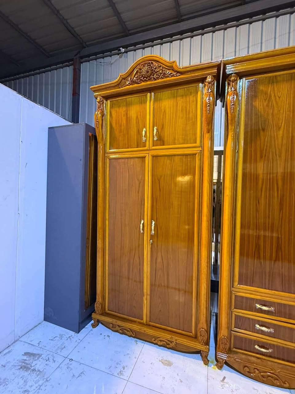 غرفه ام مسرحه تفصال صاج داخل خارج
السعر مليونين ١٠٠ وبيعة مجال  
شد نقل داخل بغداد مجاني محافظات بكروة ***********🌸🌸
نضافه ٩٠ 
شازون طابوريه هديه 
غرفه ضخمه دنك زان جاوي بلوط 
غرف كلش حلوه ضخمه 
ضهره جرجوبه براغي
رجلين جعب الغزال زان
