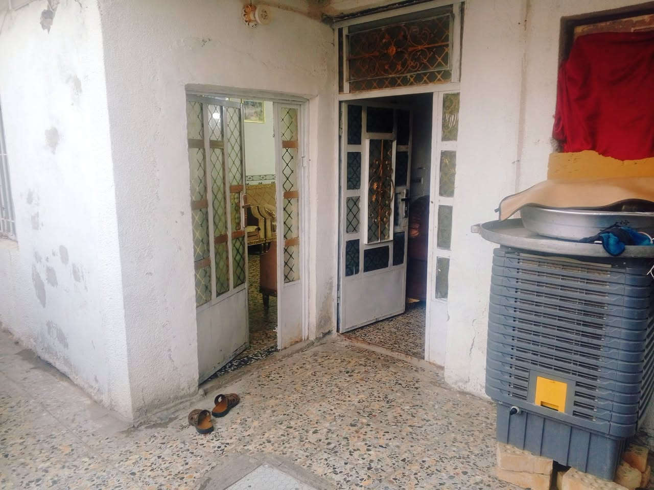 السلام عليكم بيت للبيع في منطقة الغزالية شارع الضغط قرب مركز صحي العراق الجديد المساحة 200 متر يحتوي على 5 غرف نوم ومطبخ حار ومطبخ بارد واستقبال كبيرة وهول أيضا للاستفسار الاتصال على رقم الهاتف *********** الخاص مفتوح أيضاً
