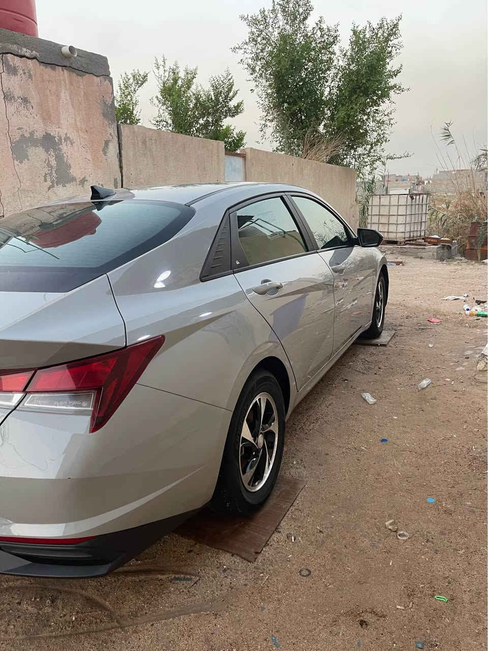 سلام عليكم
 النترا لون سموك موديل 22 وارد امريكي مكينه 2000دوش سياره نص فول ماشيه 59 الف كيلو سياره مال بيت جديده كلش بمعنى الكلمه مامتعوبه ولامشتغله تكسي وكلشي بيهه بلاد على وضع شركه سياره حادثهه بس طرف البنيد ٥ اصابع ضربتهه حته دعاميه نفسهه لباقي كله كفاله عامه كير مكينه حداده كفاله رقمها بصره معوقين السعر 145 وبيهه مجال قليل هـ*********** مكاني بصره شط العرب Singapore
