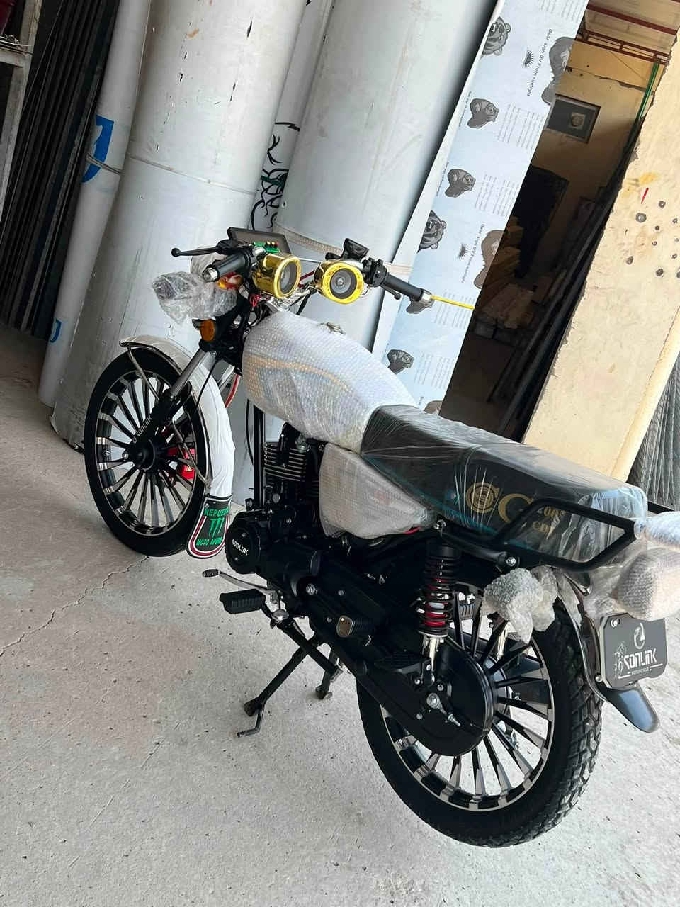 دراجه سيفان موديل 2025  محرك 200cc لونها إسمنتي رصاصي مميز مكفوله كفاله عامه من كل نواحي من تاير للتاير مابيه أي نقص قبل شهر نازله من رنبه دراجه طيران العنوان تقاطع الساده رقم *********** السعر 925بيها مجال حك جيه
