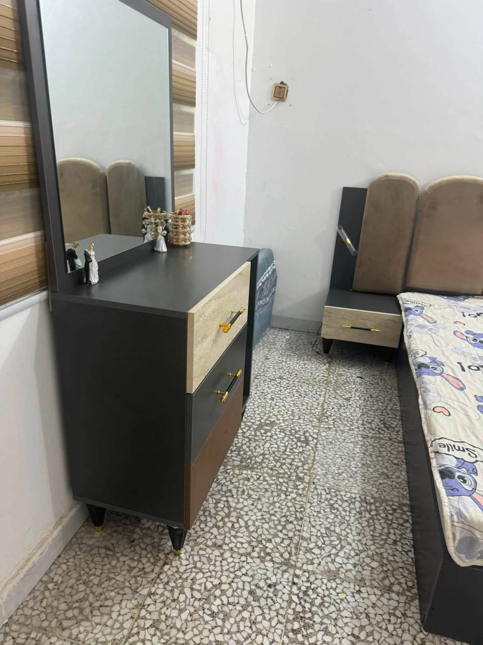 السلام عليكم غرفه للبيع جديده السعر ب 650  بيها مجال الاستفسار الاتصال ***********
