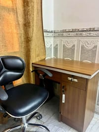 ميز صغير يرهم مال دراسه طول متر والعرض نص متر نظيف وجديد ما صالي سبوعي...