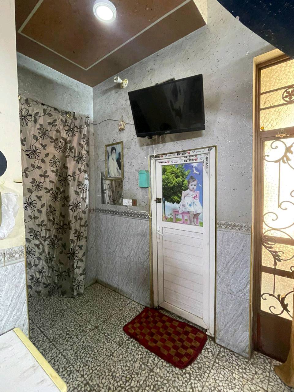بيت للبيع بحي طارق القديم مساحة ٤٠٠م
طابق واحد يحتوي على غرفتين نوم ، صالة ، استقبال ، صحيات بداخل المنزل و بالخارج ، ترك  يصلح للبنيان ، حديقة ، كراج 
سعر١٦٠ او مراوسة بيت بالبلديات
حبيبي، الدار شنو وضع الطابو مالتها؟ طابو صرف لو عادي، وموجودة أي مشكلة بالإجراءات لو لا؟: 
طابو زراعي
الواجهة والقياسات: شكد عرض الواجهة على الشارع وشكد طول القطعة تقريباً؟ وترك البنيان على أي جهة بالضبط؟: 
الواجهة ٨ والنزال ٥٥
البيت جاهز للسكن مباشرة لو بيه شغلات تحتاج تصليح/تجديد مثل السباكة أو الكهرباء أو السطح؟ وإذا نعم شنو هي؟: 
جاهز مباشرة
وبالنسبة للبيع، السعر نهائي لو بيه قابلية للمراوسة؟ وتقبلون بدل بيت/أرض أو بس كاش؟: 
نهائي١٦٠ او مراوسة بيت بالبلديات 