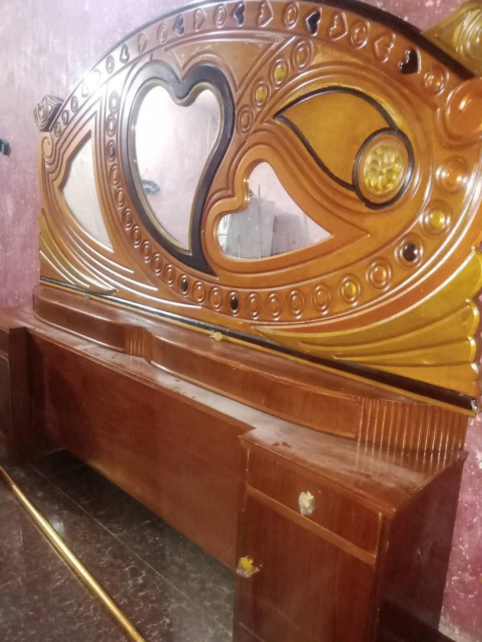 غرفه للبيع سعرها 550 وبي مجال قليل للتواصل واتساب فقط ***********
