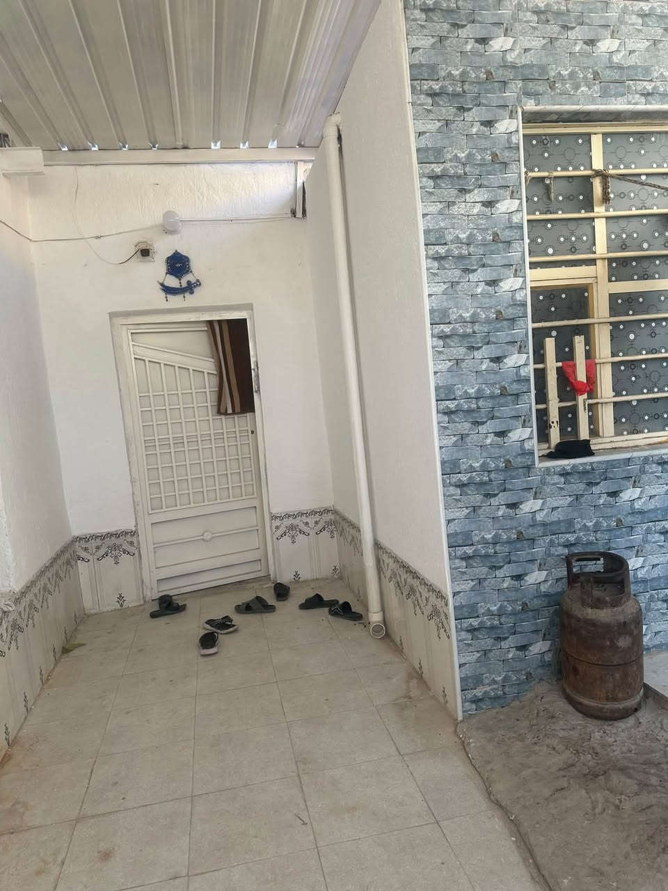 بيت طابو للبيع قرب حسينيه الحسن المجتبى
بيت ركن مساحته 250 م. يحتوي على غرف ٢/ مطبخ حار وبارد/ صحيات /استقبال /صاله / البيت كامل جيب غراضك (استفسار)

*********** 

***********
