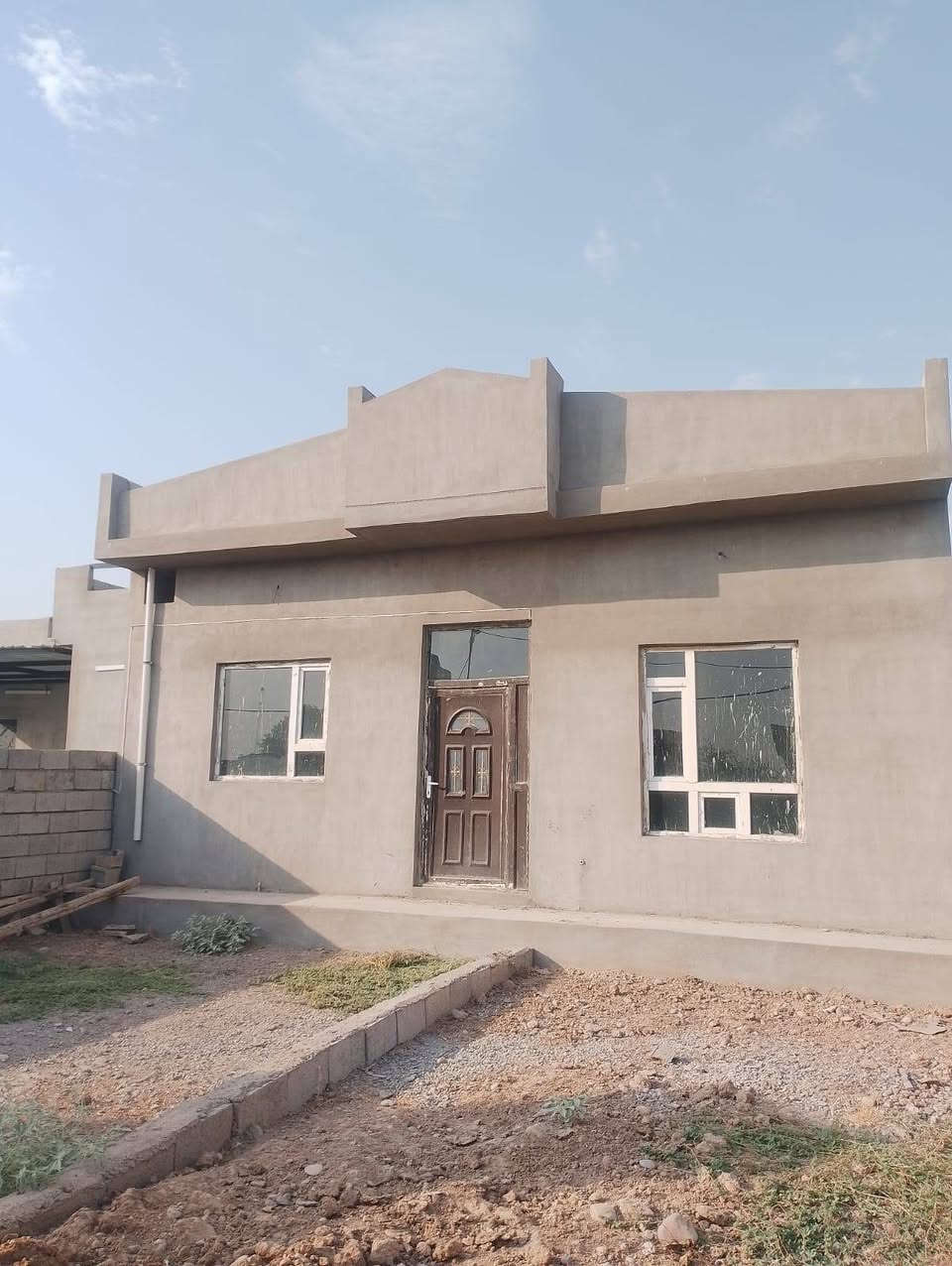 قطعه 300 متر للبيع مساحت البيت 100 متر غرفت نوم هول استغبال مطبخ  السعر 25 بيها مجال قليل *********** الحولي قريت السلام
