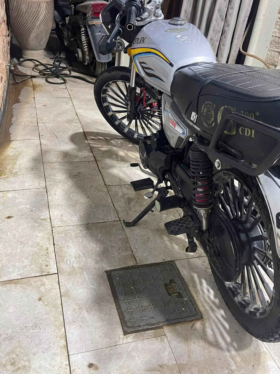 سلام عليكم سولنك 200 نضيفه اوراق موجودا مابيها نواقص بس اشاير خلفي سعرها 800 او بيها مجال مكاني كاضميه ***********

