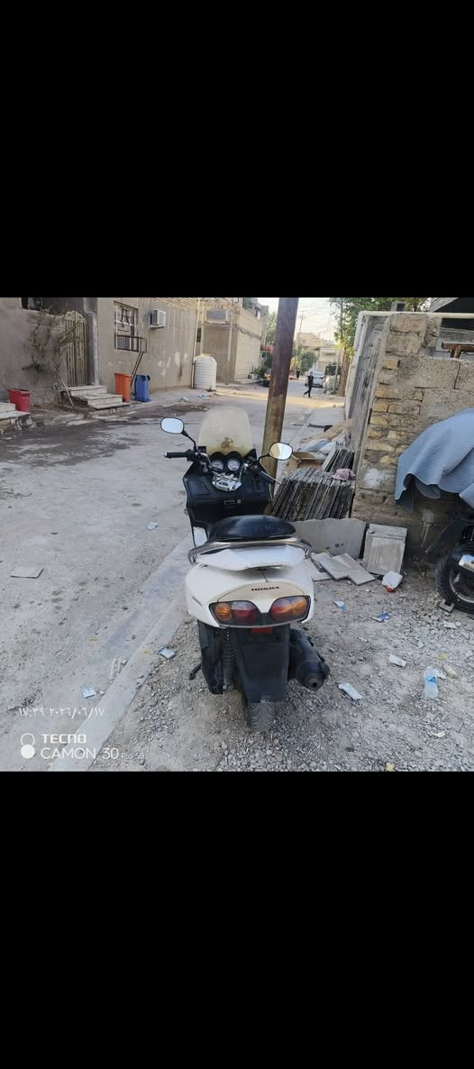 سلام عليكم  فورزه 06 دراجه مكفوله من مكينه كهربائيات من كلشي لا نضوح لا تبخير لا تئخير  اشاره دبل اشاره  لايت عالي ناصي رماش كله شغال  دراجه كامله مكمله من كلشي جيب فيتر وفحص  دراجه مال بيت معتني بيها دهن بانزين ومي  عنوان بغداد بلديات رقم *********** متواجد بكل وقت  سعر 650
