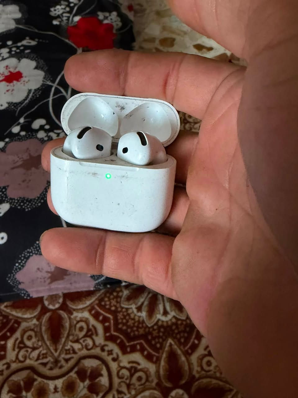 جيل 4 اصليات 125 قفل هاتف ***********

نص مكتوب في الصور:
- ٣:٣٤ AirPods خاصة سيد ١٠٠٪ ٥٧٪ الاسم AirPods خاصة سيد وضع الاستماع إيقاف شفافية الصوت متكيفّة إلغاء الضوضاء اضغط مطوّلاً على AirPods اليسار وضع الاستماع اليمين وضع الاستماع عناصر التحكم في المكالمة الرد على المكالمة ضغطة واحدة كتم وإلغاء كتم الصوت ضغطة واحدة إنهاء المكالمة ضغطتان