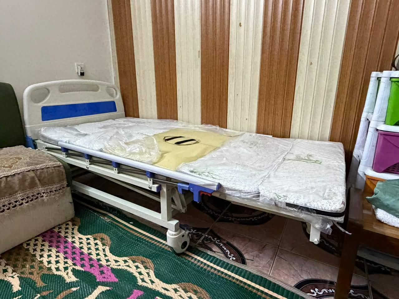 سرير كهربائي 6 حركات 
استخدام فقط يوم واحد  بعد بالجيس
بغداد الحسينية. قرب المجمع الصيني
السعر 950 الف وبي مجال بسيط 
للاتصال 
***********
