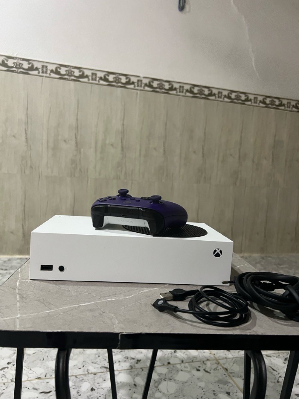 جهاز Xbox Series S بحالة ممتازة جدًا، نظيف كلش ومحافظ عليه وقليل الاستخدام.
الجهاز ما مفتوح ولا متصلّح من قبل، وما بي أي عبث أو تبديل بالقطع.

المواصفات:

* Xbox Series S
* تخزين SSD سعة 512GB
* دقة تصل إلى 1440p
* يدعم 120FPS بالألعاب المدعومة
* يدعم 4K Upscaling
* يدعم HDR
* يدعم Ray Tracing بالألعاب المدعومة
* يدعم Quick Resume
* جهاز رقمي بالكامل بدون قارئ أقراص
* يدعم Xbox Game Pass

🎁 ويّا الجهاز اشتراك Game Pass Ultimate هدية لمدة شهر و20 يوم تقريبًا.

✅ الجهاز غير مفتوح
✅ ما مفتوح ولا متصلّح
✅ كلش نضيف ومحافظ عليه
📸 الحالة مثل ما مبينة بالصور