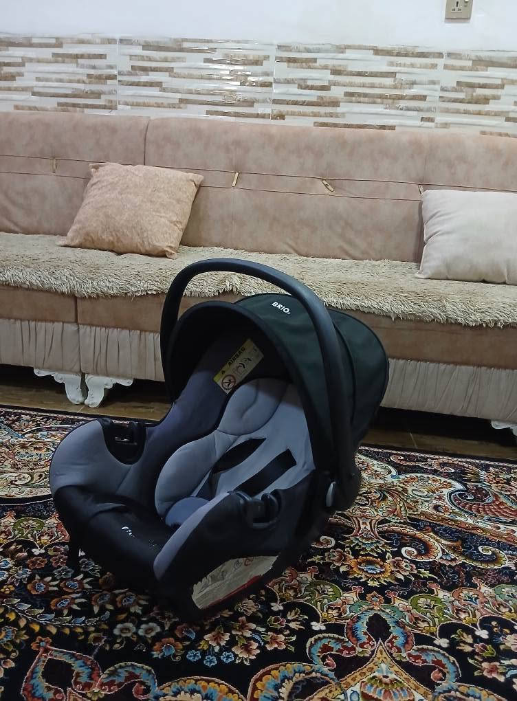 کاریکۆت و کورسی ناوسەیارە بۆ مناڵ ئەوروپیە ،  زۆر تازە و بێعەیبە ، قایشی بەستنەوەی هەیە، ڕائەژەندرێت و ئەتوانی بۆ ناوسەیارە و بۆ هەمو شوێنێک بیبەیت ، دەسکەکەی دائەدرێتەوە ، کەپرەکەشی دائەدرێتەوە ، لەتازەلەدایک بوەوە بۆیئەبێت تا نزیکی دو ساڵی 
سعریشی زۆر گونجاوە قفڵی 15 هەزارە 
سلێمانی ، گەیاندن*********** السليمانية, العراق
