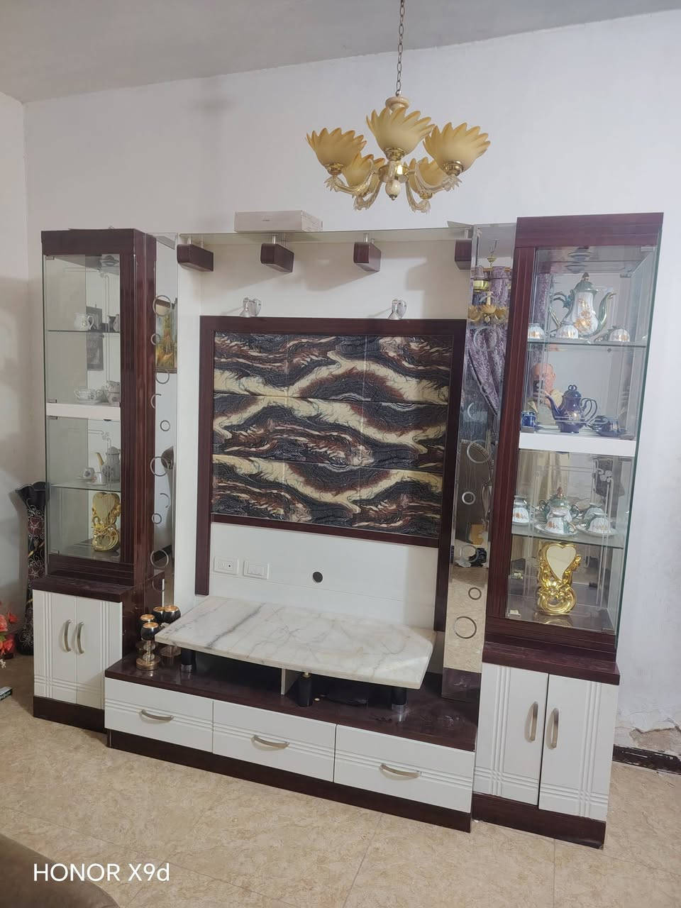 معرض للبيع 210سم الارتفاع 
٢٤٠ سم العرض 
للتواصل ع الرقم ***********

نص مكتوب في الصور:
- HONOR X9d