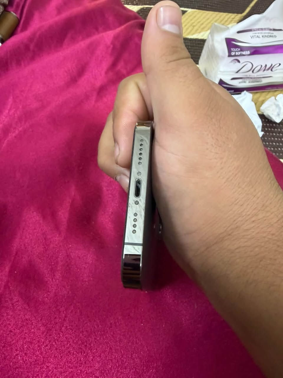 ايفون 13 pro max
ذ 256
ب 91 معلايه 
لون اسود 
شاصي كفاله 
الجهاز مبدل بي شاشه حالها حال الاصليه 
لا تعليك ولاحماوه ولا تختلف الوانها كلش مرتبه 
محدث اخر تحديث ios 27 مكاني بغداد البنوك 
السعر 600 وبي مجالل***********

نص مكتوب في الصور:
- القطع والخدمة تجمع Apple سجل تاريخ القطع والخدمة، وهذا السجل يعرض معلومات عن هذا الـ iPhone وحالته وتفاصيل إصلاحه. معرفة المزيد... سجل تاريخ الخدمة الشاشة غير معروف
- حالة البطارية والشحن كما هو الحال مع البطاريات القابلة لإعادة الشحن، بطارية الهاتف قابلة للاستهلاك وتصبح أقل فاعلية مع الوقت. معرفة المزيد... الحد الأقصى للقدرة 91% هذا قياس لقدرة البطارية مقارنة بقدرتها عندما كانت جديدة. قد تتسبب القدرة المنخفضة بتقليل ساعات الاستخدام بين عملية الشحن والأخرى. أقصى قدرة للأداء ستساعد الأنظمة المضمنة في النظام والمكونات في تخفيف آثار الأداء التي قد تلاحظها أثناء التقدم الكيميائي في عمر بطارية iPhone. شحن البطارية المحسن للحد من استنزاف عمر البطارية، يتعلم الـ iPhone من عادات الشحن اليومية، بحيث ينتظر ولا يتجاوز 80% حتى يحين موعد حاجتك إلى استخدامه.