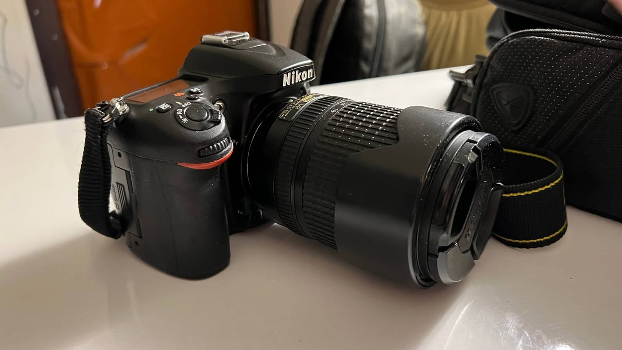 نيكون D7100 • مع عدسة • نظيفة