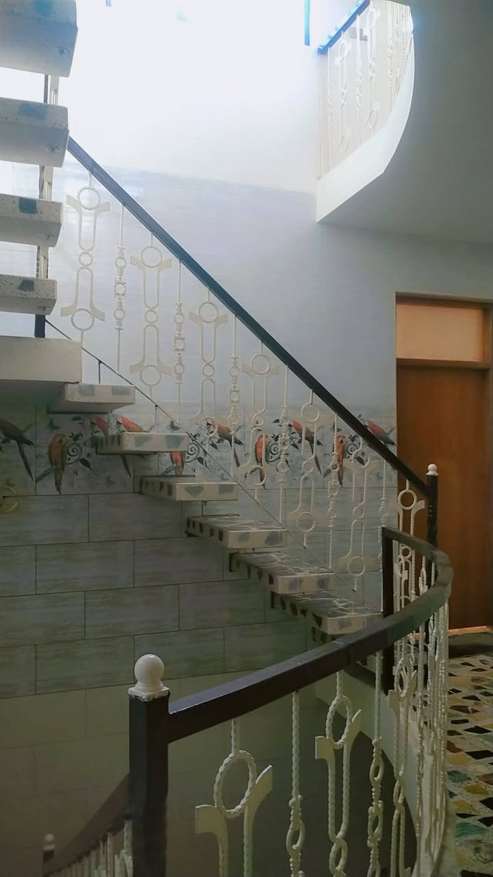 السلام عليكم بيت 100 متر 
حي البساتين شارع احمد الوائلي 
بيت طابقين بناء درجه اولئ 
كامل الخدمات 
نريدة مراوس ب 50 متر وتنطي فرق
شارع انشائيه كامل الدراجي ***********
