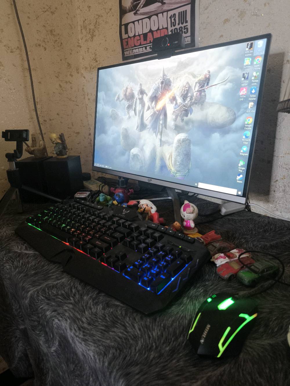 حاسبة "الكل في واحد" (All-in-One PC) ماركة UP للبيع 🖥️✨السلام عليكم شباب، عندي حاسوب متكامل (شاشة وبداخلها قطع الحاسبة، يعني ماكو كيس منفصل ولا هوسة وايرات وايرلس بالكامل)، الجهاز نظيف جداً وبحالة ممتازة وجاهز للاستخدام الفوري. مفيد جداً للدراسة، المحاضرات، التصفح، الأعمال المكتبية (Word, Excel)، وإدارة حسابات المحلات، وتشغيل ألعاب الموبايل الخفيفة (مثل لودو وغيرها) بسلاسة عالية.📊 المواصفات الكاملة للحاسبة:الموديل والإصدار الرسمي: UP-501المعالج (CPU): Intel Core i5-7200U (الجيل السابع، قوي وموفر للطاقة وميقوى حرارته)الذاكرة العشوائية (RAM): 8 جيجابايت (سلسة جداً بفتح البرامج والتنقل)الشاشة: شاشة ضخمة بحجم 24 بوصة بدقة عالية Full HD (ألوان واضحة ومريحة جداً للعين)نظام التشغيل: Windows 10 Enterprise (64-bit) نسخة مستقرة ومفعلة بالكامل🎁 الملحقات المرفقة مجاناً بالكرتونة:كيبورد لاسلكي (Wireless) أصلي نحيف وأنيق.ماوس لاسلكي (Wireless) أصلي تابع للجهاز.الوايرات ومحول الطاقة الأصلي. معى ماوسات اثنين هدية +سماعات محيطية +سماعات جانبية +كيبوردين خاص مفتوح ورقمي*********** والخاص مفتوح قابله للتفاوض