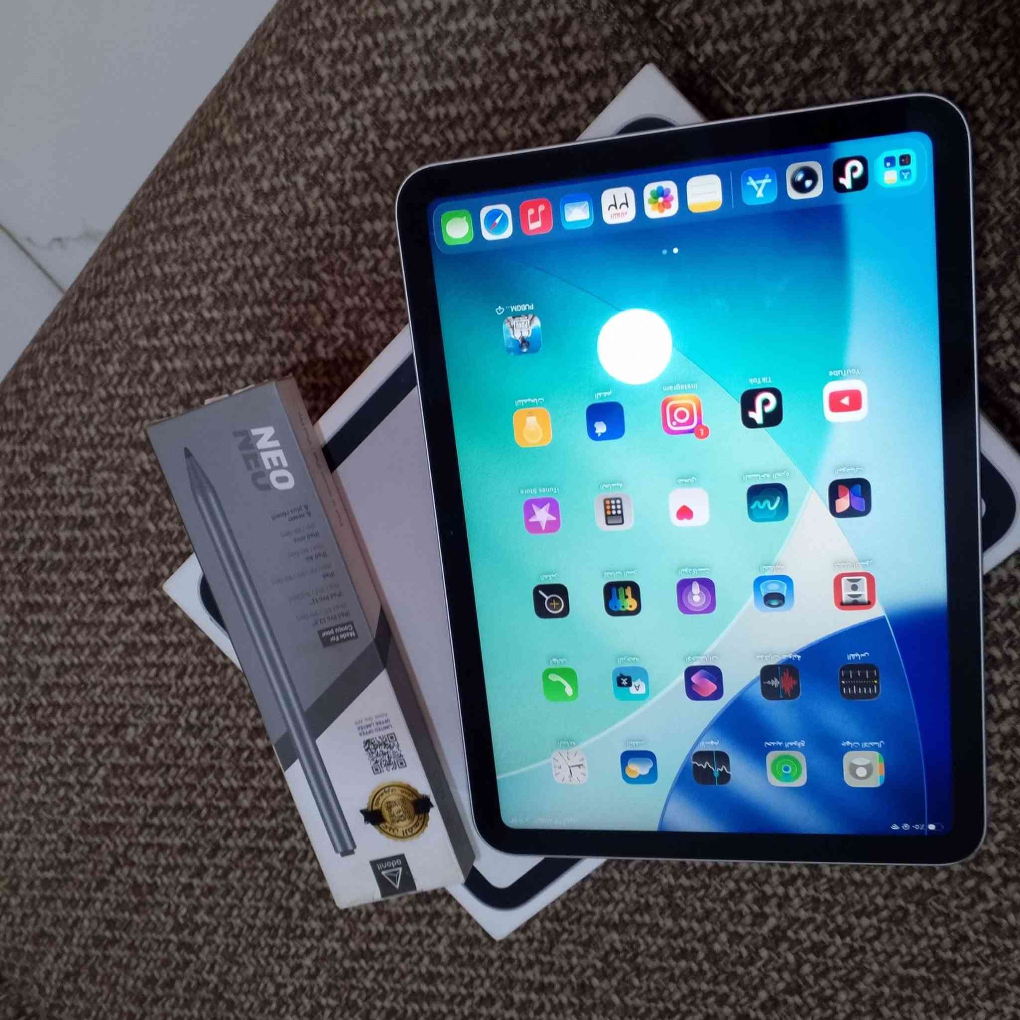 📱 للبيع iPad 10 – نظيف جداً ✨
للبيع iPad الجيل العاشر (iPad 10) بحالة نظيفة جداً، جاهز للفحص والتجربة.
🔹 السعة: 64GB
🔹 الجهاز: نظيف جداً
🔹 الملحقات كاملة 📦
🔹 قلم أصلي من شركة عين الفهد ✍️
🔹 شاحن Anker أصلي 🔌
🔹 الجهاز ويا علبته وملحقاته
💰 السعر: 380 ألف
📍 العنوان: بابل – الحلة – أبي غرق
📞 للتواصل: ***********
الجهاز على نظافته، والفحص للجادين.
غير متوفر توصيل

نص مكتوب في الصور:
- حول iPad < الاسم إصدار iPadOS 26.5 اسم الطراز iPad (الجيل العاشر) رقم الطراز MPQ03AB/A الرقم التسلسلي KM9T4XQWWV انتهت صلاحية التغطية الأغاني ٠ الفيديوهات ٢٣٤ الصور ٥٩٣ التطبيقات ٤ السعة ٦٤ غ.ب. متوفرة ٤٣,٢٩ غ.ب. عنوان Wi-Fi CC:4B:04:C5:AD:2B Bluetooth CC:4B:04:C1:75:9D SEID إعدادات ثقة الشهادة ٩:٤٩ م ٠ ٥ ١١:٤٣ م الثلاثاء ٢٢ أيلول بحث ٧ ايمن الطائي حساب Apple و iCloud والمزيد اقتراحات حساب Apple نمط الطيران Wi-Fi Bluetooth البطارية عام تسهيلات الاستخدام البحث الشاشة الرئيسية ومكتبة التطبيقات الكاميرا تعدد المهام والإيماءات خلفية الشاشة شاشة العرض والإضاءة قلم Apple مركز التحكم Siri