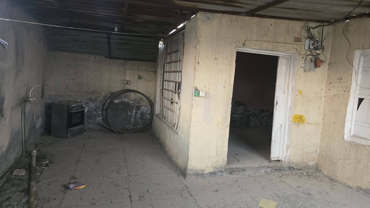 سلام عليكم بيت 200 متر مبني بي ١٠٠ ولباقي ترك بي غرفه وبراني وصحيات ***********
السعر ١٥ وبي مجال
